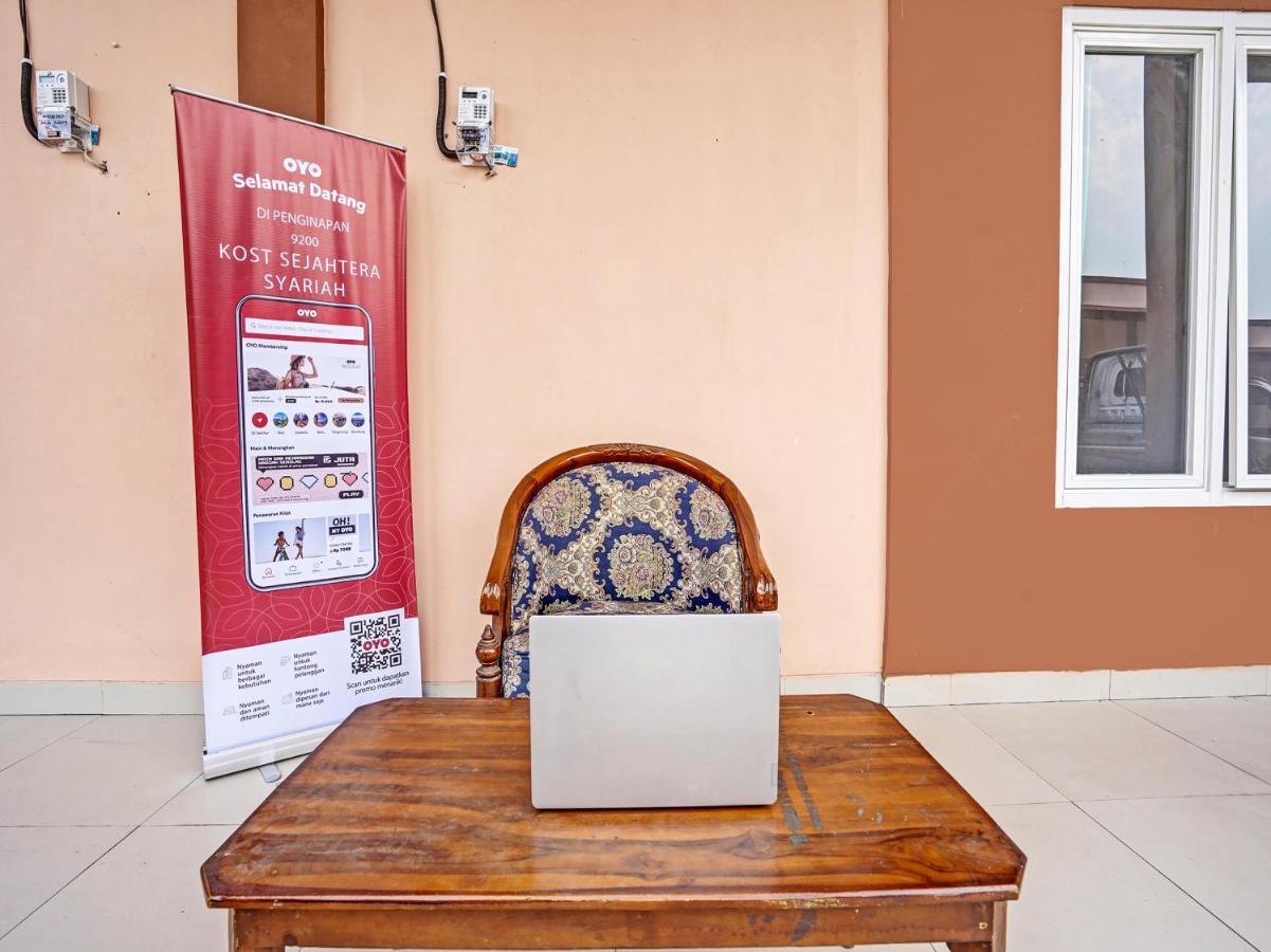 Oyo 92006 Kost Sejahtera Syariah Hotel Sidoarjo Kültér fotó