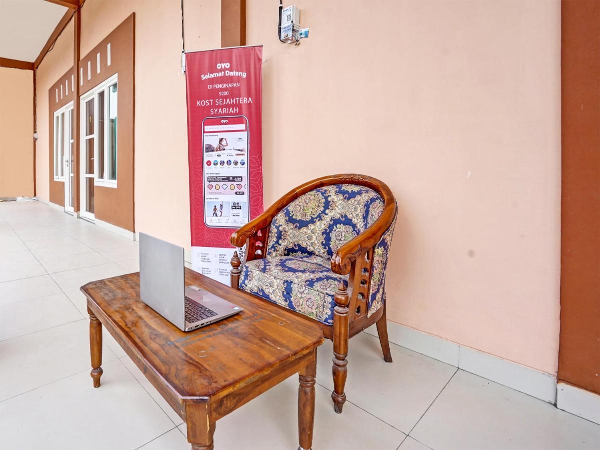 Oyo 92006 Kost Sejahtera Syariah Hotel Sidoarjo Kültér fotó