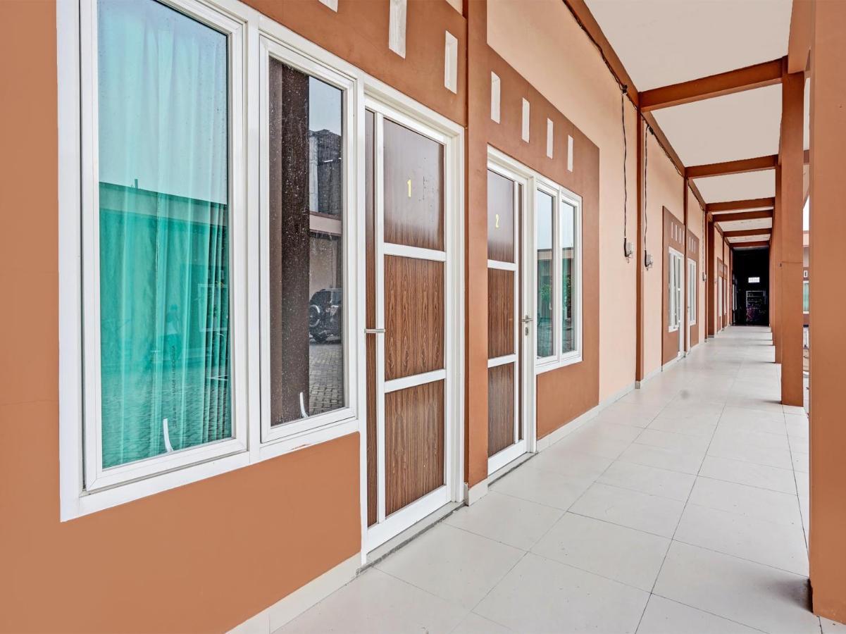 Oyo 92006 Kost Sejahtera Syariah Hotel Sidoarjo Kültér fotó